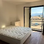 Charming 2-Bedroom With Sea And Mountain Views