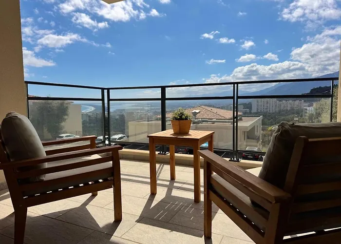 Charming 2-Bedroom With Sea And Mountain Views