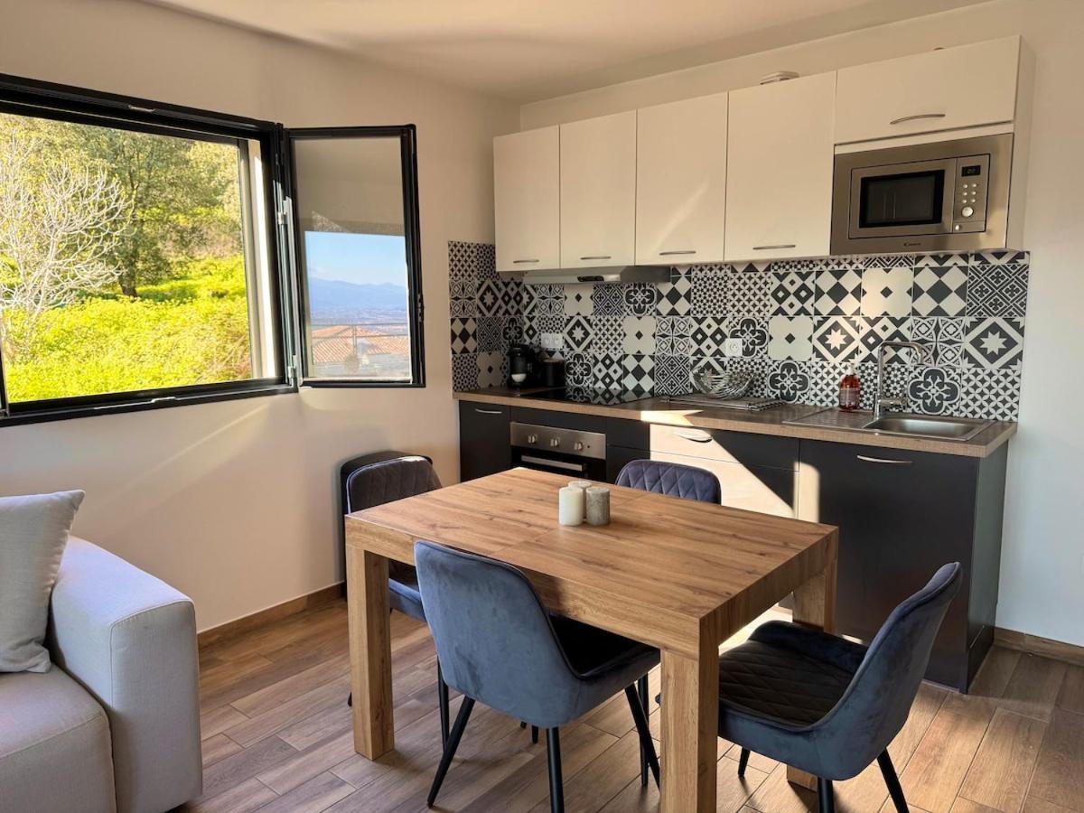 Charming 2-bedroom With Sea And Mountain Views Appartement *