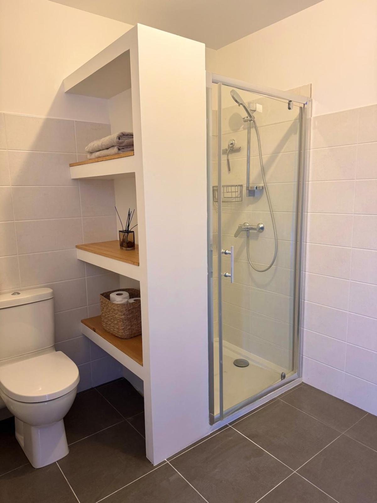 Charming 2-bedroom With Sea And Mountain Views Appartement